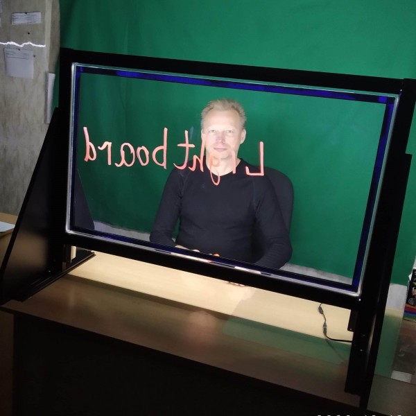 Przezroczysta tablica z podświetleniem markerową 150x84 cm z regulowanymi podporami