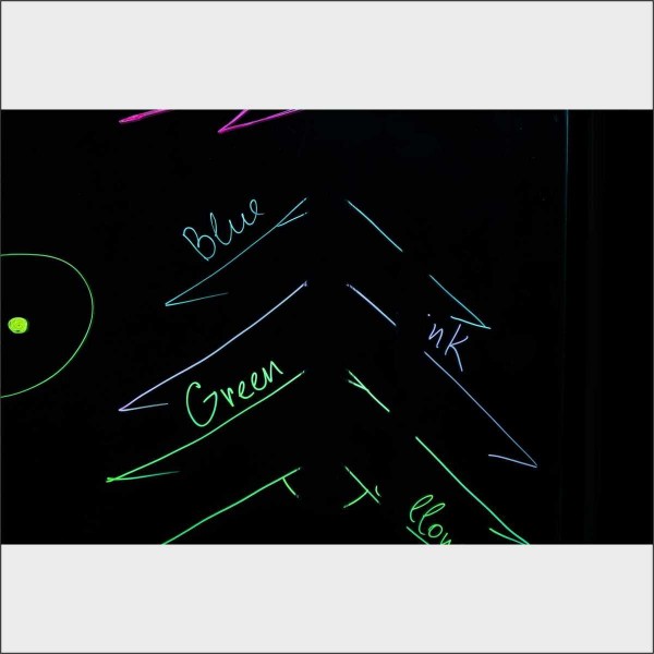 Przezroczysta tablica z podświetleniem markerową 150x84 cm z regulowanymi podporami