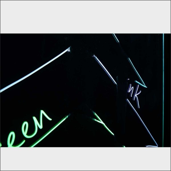 Przezroczysta tablica z podświetleniem markerową 150x84 cm z regulowanymi podporami